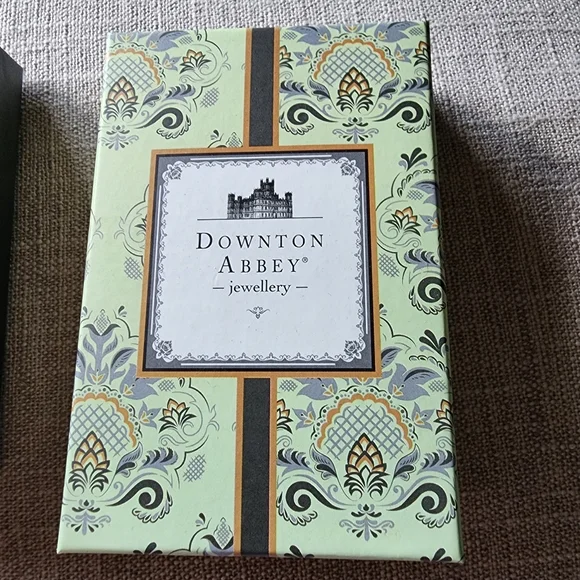 Downton Abbey Faux Sapphire & Crystals on Silvertone Chain Necklace. Never worn - Picture 2 of 2